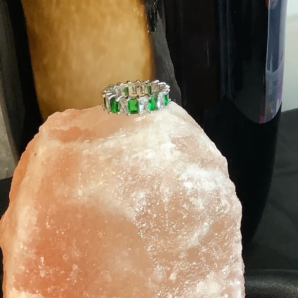⭐️ SOLD LIVE ⭐️ NWT! Emerald and White Sapphire Eternity Band - Picture 4 of 5